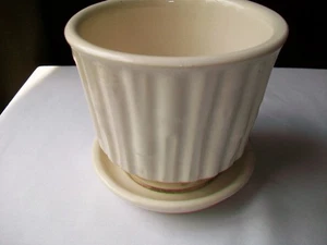 PLANTADORA DE CERÁMICA MCCOY VINTAGE CON PLATILLO BAMBÚ BLANCO BRILLANTE 4 1/2" - Imagen 1 de 9