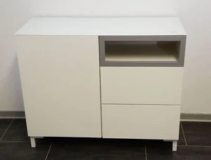 Kommode in weiß mit grauer Applikation mit mit hitzebeständiger Glasplatte - Bild 1 von 4