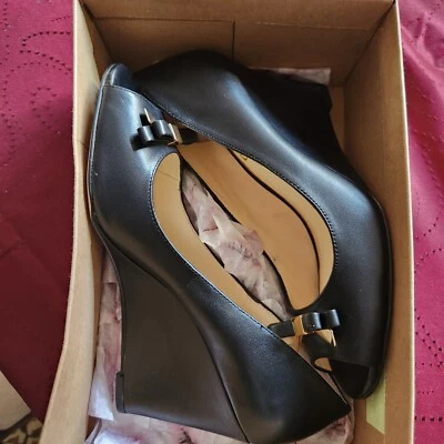 Zapatos de salón Jessica Simpson Lynden negros de cuña de cuero con punta abierta nuevos talla 8 Foto 1 de 4