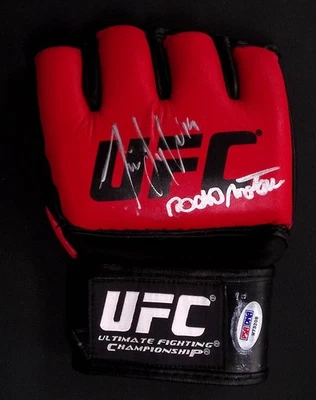 Guante UFC firmado por Antonio Rodrigo Nogueira y Tim Sylvia certificado de autenticidad PSA/DNA 81 autógrafo Foto 1 de 4