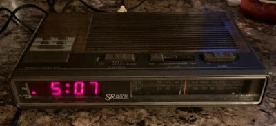Radio despertador electrónico vintage Sears AM/FM rojo LED SR serie probado ¡funciona! Foto 1 de 4