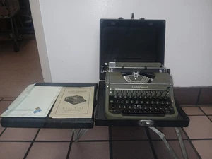 Vintage Underwood Champion Portable Typewriter With Case 1939, SN G1291623 - Picture 1 of 12