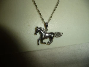 COLLANA PENDENTE DELIQUET PICCOLO CAVALLO SU CATENA TONO ARGENTO #20/21 - Foto 1 di 6