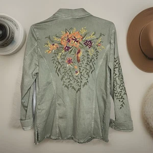 Chico's Damen bestickte Salbei-Jeansjacke Größe 2 (12/14) Knopfleiste ausgefranster Saum - Bild 1 von 13