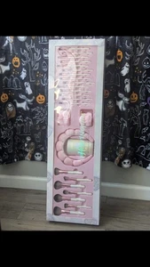 BRAND NEW Heartstopper 25pc Essentials Collection Brushes Storage Cup Headband W - Picture 1 of 3