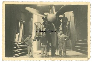 Orig. Foto Soldaten m. Flugzeug Propeller an Flugplatz DEBLIN Irena Polen 1940 - Bild 1 von 1