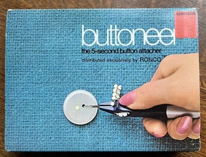 RONCO BUTTONEER - BUTTON ATTACHER - WIE IM FERNSEHEN GESEHEN - ca. 70er Jahre - UNBENUTZT IN ORIG PKG - Bild 1 von 6
