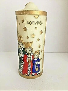 Vintage Weihnachten handgeschnitzte Stumpenwachskerze Noel 1983 3 Royal Carolers 9"T - Bild 1 von 6