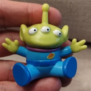 2002 Green Three-Eyed Sitting Alien Disney Pixar Toy Story 2.5 in Figure, Hasbro - Picture 1 of 12