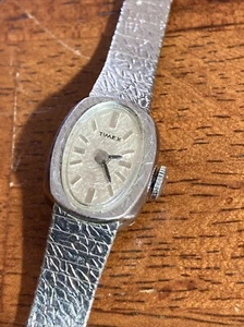 Reloj Timex Vintage Mujer Cromado Correa Única Vientos Mecánicos Funciona - Imagen 1 de 6