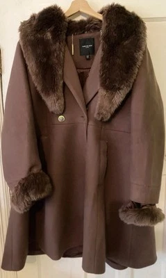 Abrigo curvo nuevo de ASOS Forever, cuello y puños de piel sintética extraíbles, marrón chocolate Foto 1 de 4