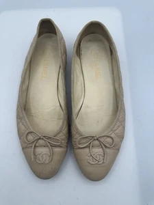 Chanel Beige Piel de becerro Acolchado CC Puntera Arco Ballet Pisos Mujer Talla 41/10 - Imagen 1 de 9