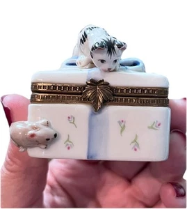 Pequeña caja de baratijas de porcelana pintada a mano gato ratón bisagras coleccionable EE. UU. - Imagen 1 de 9