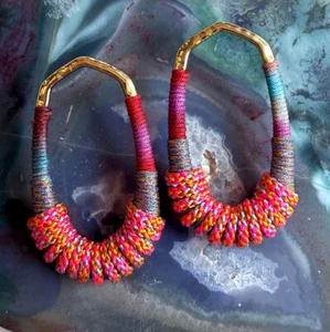 New Kendra Scott Masie Gold Open Frame Earrings in Coral Mix Paracord NWT - Picture 1 of 8