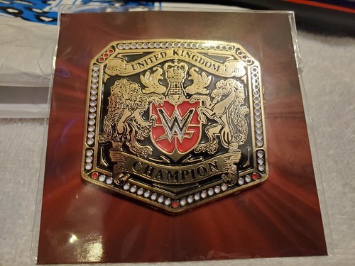 CHAMPION Spilla cintura campionato WWE Regno Unito bottino cassa slam esclusiva NUOVA
