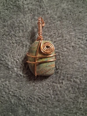 Colgante de piedras preciosas de calcita azul caribeño envuelto en alambre de cobre hecho a mano 23 mm Foto 1 de 4