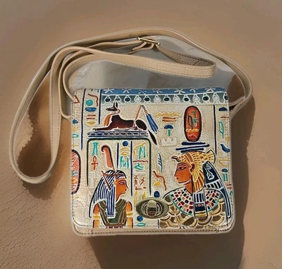 NUEVO SIN ETIQUETAS - Bolso Bandolera Anuschka Pintado a Mano Pequeña Solapa Tooled Arena Antigua Foto 1 de 4