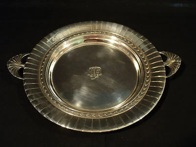 BANDEJA REDONDA INTERNACIONAL PLATA ESTERLINA 10", BORDE ESTRIADO Y ASAS DE CARCASA Foto 1 de 4