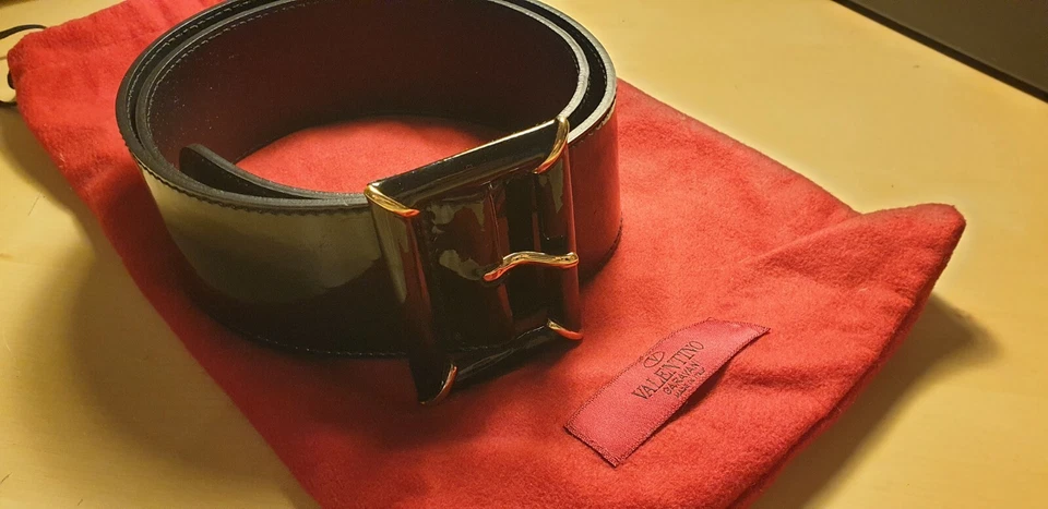 Meravigliosa Cintura in pelle Valentino Garavani in pelle e fibbia vernice 🎁 - Immagine 1 di 1