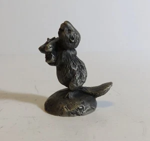 The Gallery Hallmark 1977 castor de peltre fino sosteniendo madera - Imagen 1 de 4