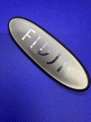 Logo Abzeichen Emblem Seitenverkleidung Fidji Renault Clio Orig 7700419321 Neu - Bild 1 von 4