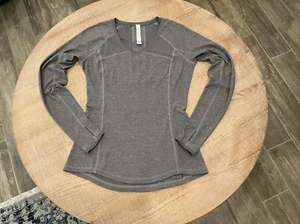 Camicia top Lululemon 6 grigia manica lunga scollo a V ottime condizioni poliestere elasticizzato - Foto 1 di 10