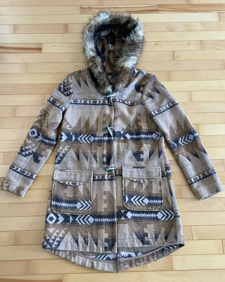 Abrigo para mujer BB Dakota con capucha mezcla de lana con estampado azteca tostado de piel sintética talla M*  Foto 1 de 4