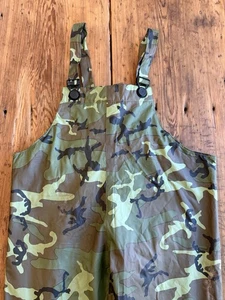 Nuevo con etiquetas Mono vintage American Clipper Woodland camuflaje vinilo BIB talla L Nuevo de Lote Antiguo - Imagen 1 de 11