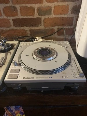 Technics SL-DZ1200 Turntable - Image 1 of 4