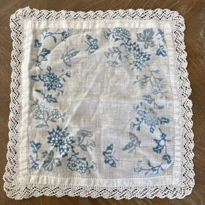 "Pañuelo de Colección Estampado Mariposas Azules Diseño Floral Bordes de Ganchillo 12.5""" - Imagen 1 de 11