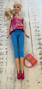 Muñeca Barbie Mattel palanca trasera mueve brazos pelo rubio 2010 - Imagen 1 de 3