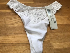 TRIUMPH 'AMOURETTE 300 stringi. Rozmiar 10 Biały koronkowy top - Zdjęcie 1 z 3