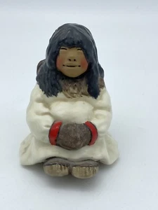 Figura Inuit C. Alan Johnson Isaac 1976 Sentado Firmado - Imagen 1 de 7