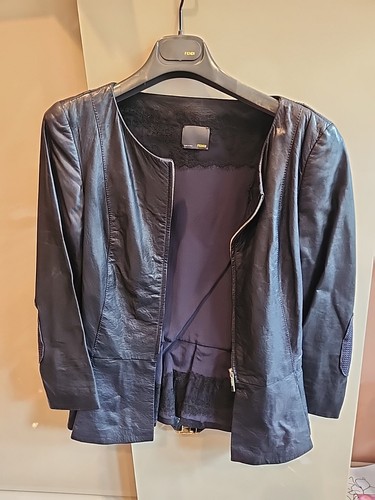 Giacca Fendi nera 100% pelle con dettaglio sui gomiti cintura con oro