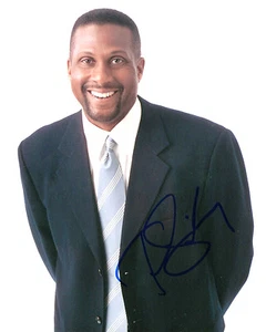 TAVIS SMILEY TALK SHOW HOST SIGNED AUTOGRAPHED 8"x10" PHOTO W/ COA - Picture 1 of 1