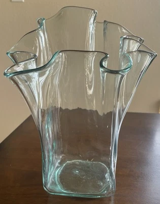 Jarrón bohemio pañuelo de vidrio con volantes cinta ondulada tintada verde/aqua transparente Foto 1 de 4