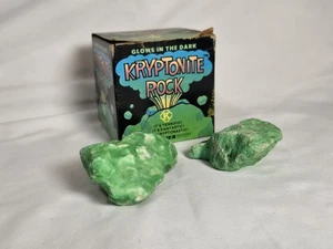 Superman Kryptonite Rock - 1977 Kryptonite Ent - DC Comics Glow In The Dark - Foto 1 di 9