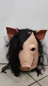 SAW Jigsaw Pig Halloween Mask – Trick Or Treat Studios - Foto 1 di 1