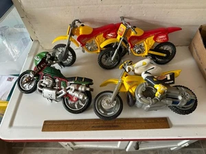 4 giocattoli moto d'epoca Tonka 4770, Raphael TMNT, Matchbox Behrendt 1 Proch - Foto 1 di 9