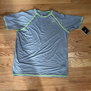 Herren Nike Hydroguard SWIM Top UPF 40+ XXL NESS5385 073. KOSTENLOSER VERSAND - Bild 1 von 5