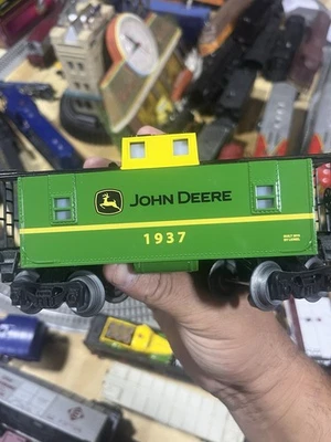 LIONEL JOHN DEERE CABOOSE #1937 O GAUGE TRAIN EXCELLENT CONDITION - Image 1 of 4