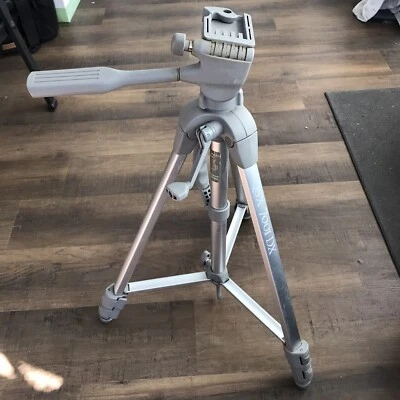 Quantaray QSX 2001 Camera Aluminum Tripod Silver Rubber Feet 22"x52" - Image 1 of 4