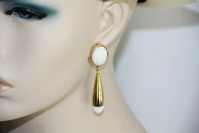 Brincos pendentes de ouro e resina branca Trina Turk - Imagem 1 de 4