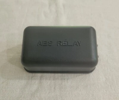 2003 Toyota Highlander 3.0L V6 Engine Bay ABS Relay Cover Lid OEM  - Image 1 of 3