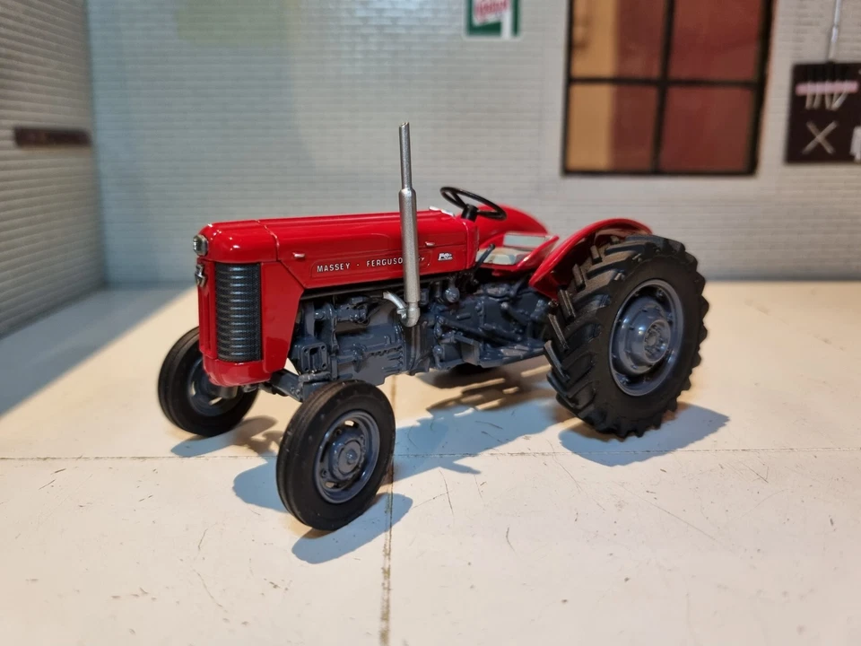 Massey Ferguson MF65 Tractor 1957 1965 1:32 Scale Classic Model Boxed UH6433 - Image 1 of 4