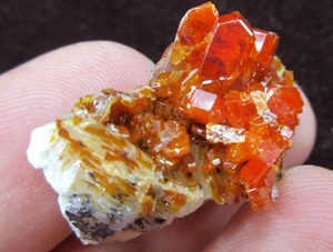 9g Vanadinite minerals dispay specimens from Morocco - Picture 1 of 8