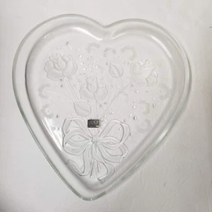 Plato de vidrio Mikasa corazón rosa novia ramo bandeja esmerilada amor San Valentín - Imagen 1 de 5