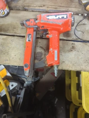Clavadora con acabado calibre 16 Hilti FN200 con estuche, herramientas y manual probada Foto 1 de 4