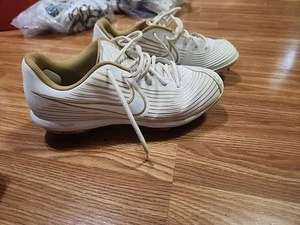 NIKE LUNARLON DRAGON PRO WOMEN'S SOFTBALL CLEATS WHITE Gold SZ 9.5 - Picture 1 of 9