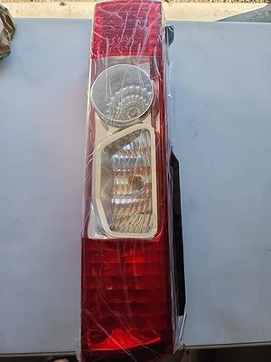 Подлинный правый задний фонарь Mopar в сборе Ram Promaster 04725946AD - Изображение 1 из 4